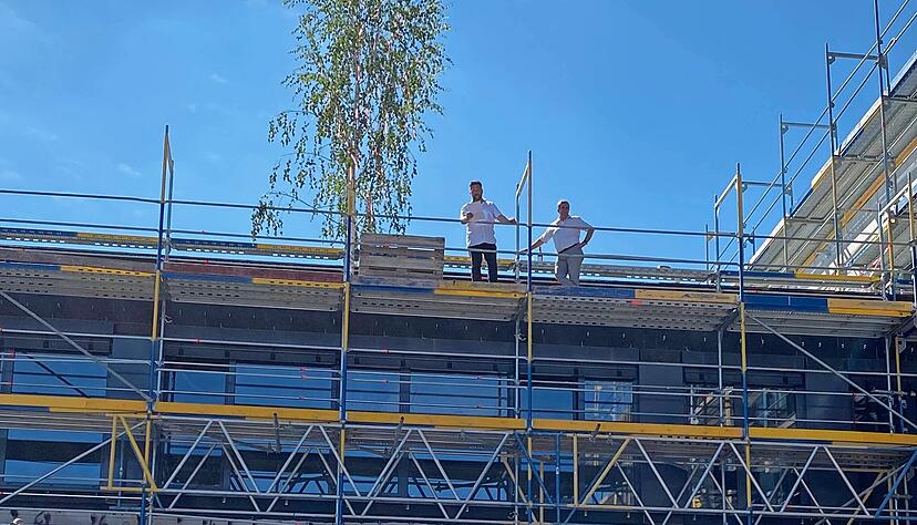 Zum Richtspruch gehen die Blicke hoch zu Reinhard Zell und Manfred Escherle.