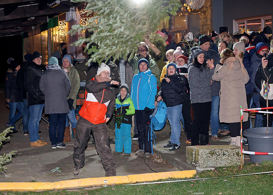 Christbaumschmiss in Kochert&uuml;rn: Wenn der Baum &uuml;ber f&uuml;nf Meter weit fliegt