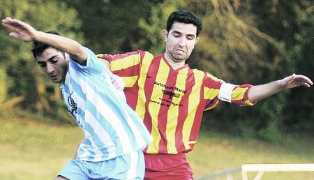 Aram&auml;er-Spielf&uuml;hrer Ferit Aras (rechts) bringt Birol Ates im Strafraum zu Fall, den f&auml;lligen Elfmeter verwandelt der Weinsberger Trainer Marco Fackler zum 1:0. Am Ende siegten jedoch die Heilbronner mit 2:1. (Foto: Bertok)