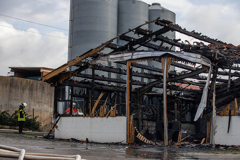 Nach dem Großbrand in Niederstetten bleibt nur noch die Brandruine des Stalls zurück.