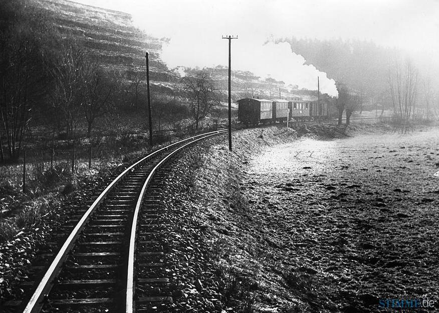 Gemächlich dampft die Bottwartalbahn im November 1961 zwischen dem heutigen Heilbronner Stadtteil Sontheim und der Gemeinde Talheim über die Gleise.
