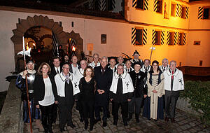 Ehrenritterrunde vor dem Schloss in Kirchhausen: Das Ortskartell möchte die Veranstaltung in diesem Jahr unbedingt wieder abhalten.
Fotos: Archiv/Seidel Ehrenritterrunde vor dem Schloss in Kirchhausen: Das Ortskartell möchte die Veranstaltung in diesem Jahr unbedingt wieder abhalten.
Fotos: Archiv/Seidel