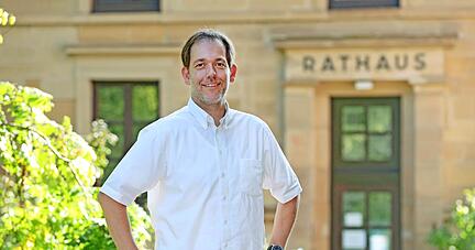 Hier möchte er auch die nächsten acht Jahre arbeiten: Stephan Franczak vor dem Eberstädter Rathaus. Darüber entscheiden werden die Bürger.
Foto: Ralf Seidel Hier möchte er auch die nächsten acht Jahre arbeiten: Stephan Franczak vor dem Eberstädter Rathaus. Darüber entscheiden werden die Bürger.
Foto: Ralf Seidel