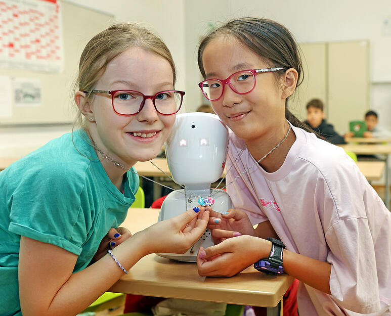 Die Avatarpatinnen holen Emmas Avatar jeden Morgen aus dem Lehrerzimmer, nehmen ihn mit in den Unterricht und bringen ihn nach jedem Schultag wieder zurück.
