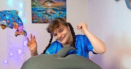 Ein ganzer Raum für die Delfine: Die 13-jährige Alicia Mayer lebt mit frühkindlichem Autismus. Die Delfintherapie 2014 hat sie in ihrer Entwicklung vorangebracht, die Familie will daran anknüpfen − kämpft aber um die Finanzierung.
Foto: Mario Berger Ein ganzer Raum für die Delfine: Die 13-jährige Alicia Mayer lebt mit frühkindlichem Autismus. Die Delfintherapie 2014 hat sie in ihrer Entwicklung vorangebracht, die Familie will daran anknüpfen − kämpft aber um die Finanzierung.
Foto: Mario Berger