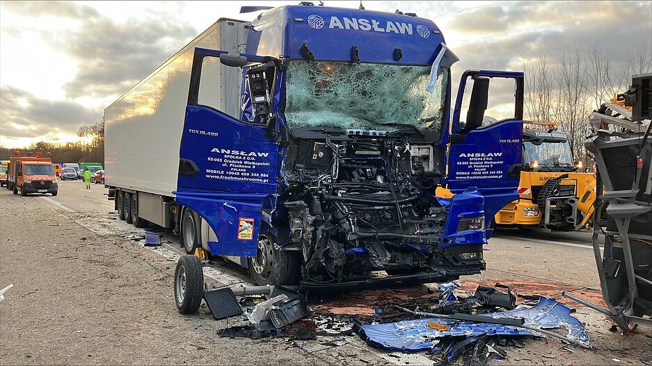 Ein polnischer Sattelzug ist auf der A81 bei Widdern in einen Baustellenbereich gefahren. Ein polnischer Sattelzug ist auf der A81 bei Widdern in einen Baustellenbereich gefahren.