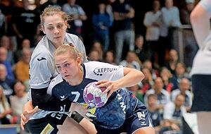 Angunn Gudmestad (am Ball) ließ sich auch von Ex-Neckarsulmerin Arwen Gorb nicht aufhalten. Die Leistungskurve der Norwegerin zeigt derzeit steil nach oben. Angunn Gudmestad (am Ball) ließ sich auch von Ex-Neckarsulmerin Arwen Gorb nicht aufhalten. Die Leistungskurve der Norwegerin zeigt derzeit steil nach oben.