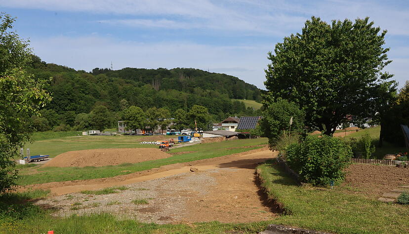 Noch endet die Lindenstra&szlig;e an einer Grasnarbe. Bald wird sie weitergehen in das neu entstehende Baugebiet. Unterhalb des Hangs wird die Gerhard-Sturm-Stra&szlig;e verlaufen.