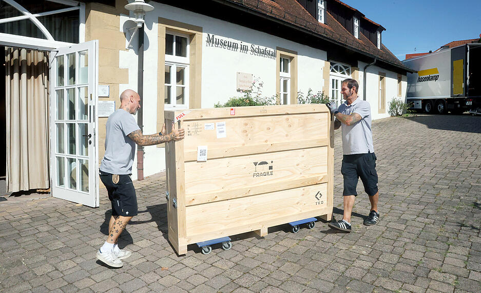 Die Werke von Imants Tillers sind in vier schweren Kisten im Museum im Schafstall in Neuenstadt angekommen.