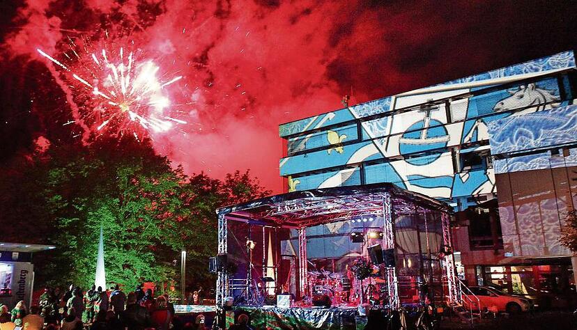 Feuerwerk zum Abschluss: Als Zeichen der Freundschaft wurde der Rathausplatz in buntes Licht getaucht.Foto: Ralf Seidel