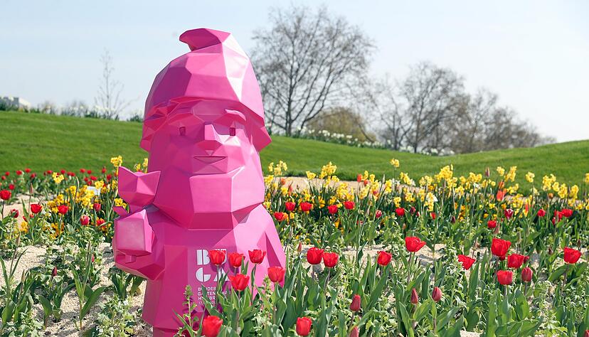 Zusammengestellt von Archiv und Dokumentation der Heilbronner Stimme -
Das Maskottchen der Bundesgartenschau 2019 trägt den Namen Karl. Er hält eine Blume in der rechten Hand, ist etwa 1,60 Meter groß und 40 Kilogramm schwer.