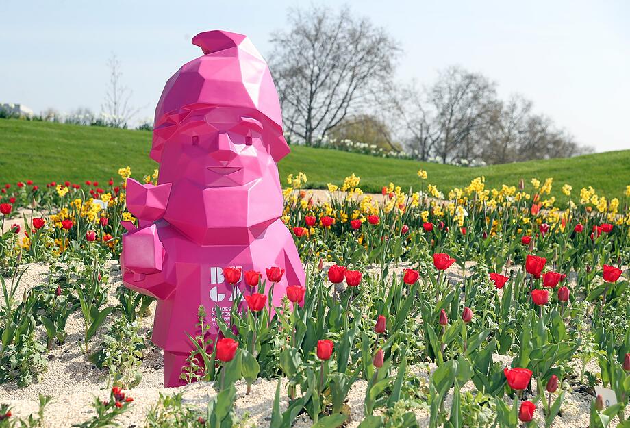 Zusammengestellt von Archiv und Dokumentation der Heilbronner Stimme -
Das Maskottchen der Bundesgartenschau 2019 trägt den Namen Karl. Er hält eine Blume in der rechten Hand, ist etwa 1,60 Meter groß und 40 Kilogramm schwer.