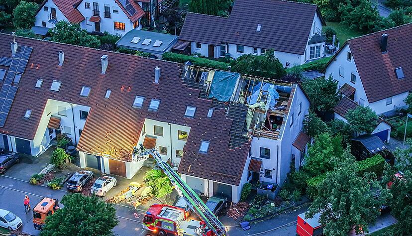 Das Dach eines Reihenhauses in Ulm wurde bei dem Unwetter stark beschädigt.