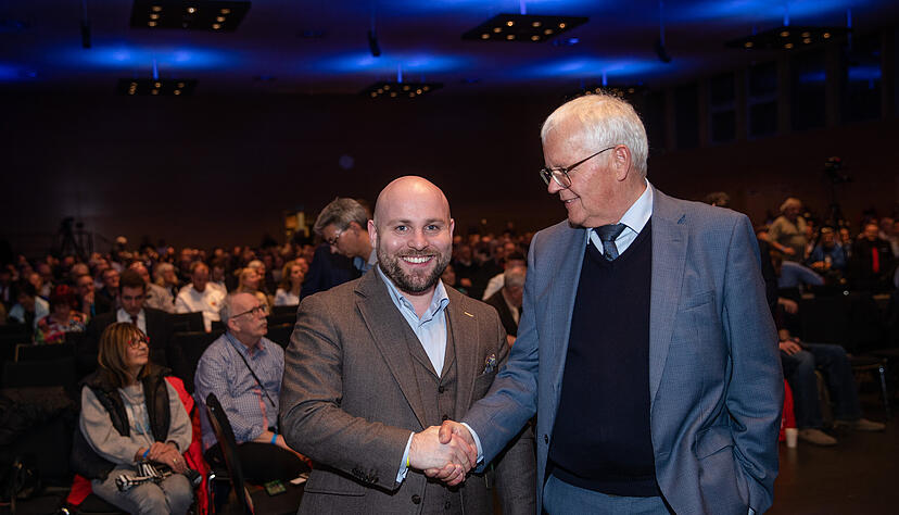 Markus Frohnmaier (l) und Emil Sänze gratulieren sich per Handschlag zur Wiederwahl zu Co-Vorsitzenden des AfD-Landesverbandes Baden-Württemberg.