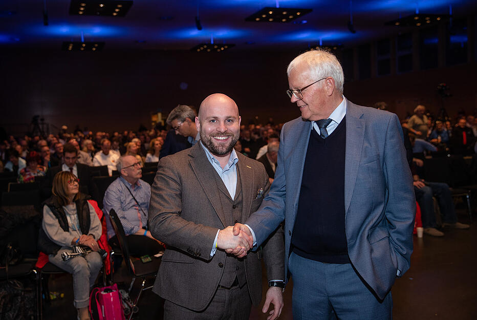 Markus Frohnmaier (l) und Emil Sänze gratulieren sich per Handschlag zur Wiederwahl zu Co-Vorsitzenden des AfD-Landesverbandes Baden-Württemberg.