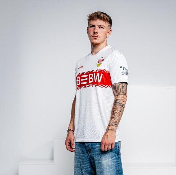 Finn Jeltsch präsentiert das Heimtrikot des VfB Stuttgart.