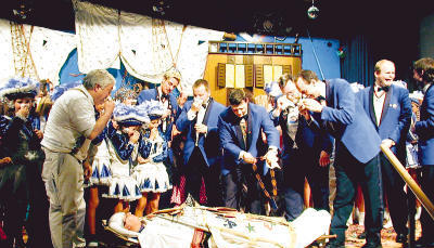 Nicht nur bei Tills jährlichem Begräbnis hat der Narrenverein wenig zu lachen. Der interne Streit hebt die Stimmung derzeit nicht. (Foto: Archiv/Posovszky) Nicht nur bei Tills jährlichem Begräbnis hat der Narrenverein wenig zu lachen. Der interne Streit hebt die Stimmung derzeit nicht. (Foto: Archiv/Posovszky)