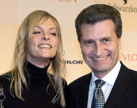 ARCHIV - Der baden-württembergische Ministerpräsident Günther Oettinger und Ehefrau Inken posieren bei der Benefiz-Gala "Tribute To Bambi" in Stuttgart (Archivfoto vom 29.11.2006). Günther Oettinger (54, CDU) und seine Frau Inken (41) trennen sich nach 13 Jahren Ehe. «Nach eingehender Prüfung haben wir uns heute im Einvernehmen dazu entschieden, getrennte Wege in Freundschaft zu gehen», sagte Oettinger der «Bild»-Zeitung (Ausgabe vom 10.12.2007). Foto: Norbert Försterling dpa +++(c) dpa - Bildfunk+++ ARCHIV - Der baden-württembergische Ministerpräsident Günther Oettinger und Ehefrau Inken posieren bei der Benefiz-Gala "Tribute To Bambi" in Stuttgart (Archivfoto vom 29.11.2006). Günther Oettinger (54, CDU) und seine Frau Inken (41) trennen sich nach 13 Jahren Ehe. «Nach eingehender Prüfung haben wir uns heute im Einvernehmen dazu entschieden, getrennte Wege in Freundschaft zu gehen», sagte Oettinger der «Bild»-Zeitung (Ausgabe vom 10.12.2007). Foto: Norbert Försterling dpa +++(c) dpa - Bildfunk+++