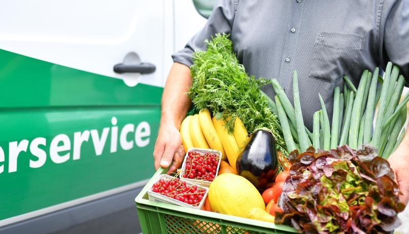 Lieferung einer «Bio-Kiste» mit Gemüse und Obst aus biologischem Anbau.