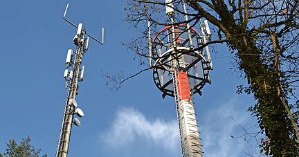 Links der alte, rechts der neue &minus; noch stehen die beiden Mobilfunkmasten am Lindachweg eintr&auml;chtig nebeneinander.
Foto:Stefanie Pf&auml;ffle