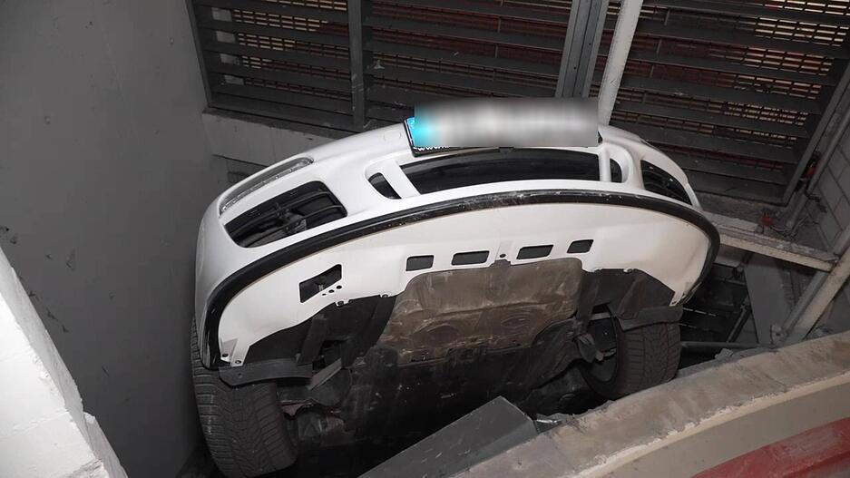 Ein Porsche steckt nach einem Unfall in einem Lüftungsschacht fest. Ein Porsche steckt nach einem Unfall in einem Lüftungsschacht fest.