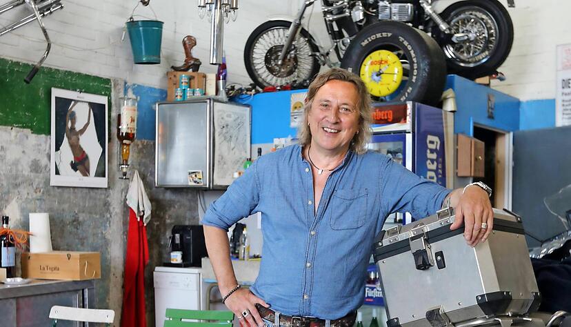 Dieter Thomas Kuhn in seiner Tübinger Garage. Dieter Thomas Kuhn in seiner Tübinger Garage.