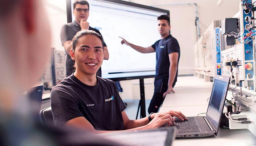 Im Schunk-Mechatroniklabor werden die Berufseinsteiger fit gemacht f&uuml;r die Produktion von morgen. Mehr als 3500 Mitarbeiter besch&auml;ftigt das Unternehmen weltweit, 1900 in der Region. 
Foto: Schunk