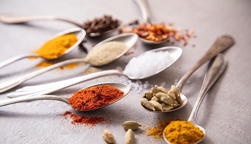 Wer gerne asiatische oder orientalische Noten in Speisen bringt, sollte neben Nelken, Chili-Flocken, wei&szlig;em Pfeffer, Salz und Paprikapulver auch Kardamom, Currypulver und Kurkuma im Hause haben.