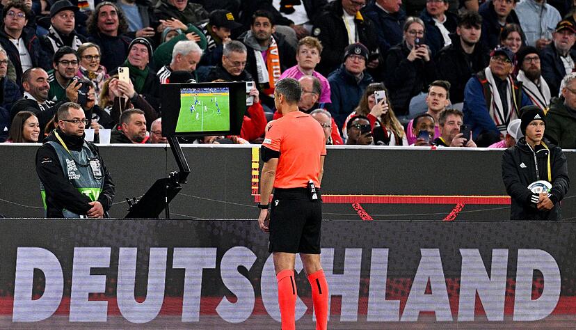 Schiedsrichter Slavko Vincic aus Slowenien beim Videocheck. (Archivbild)