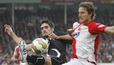 Frankfurts Nikoas Liberopou (l) setzt sich gegen den Cottbuser Dusan Vasiljevic durch.