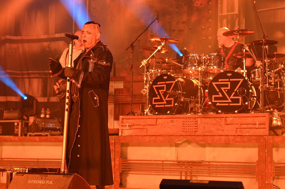 Der S&auml;nger k&uuml;ndigt jedoch an, wohl das letzte Mal hier aufgetreten zu sein.