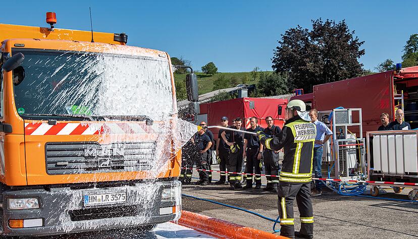 Geschafft: Auf dem Gelände der Straßenmeisterei Neuenstadt haben 15 Feuerwehrleute aus Weinsberg die neue Schaumdesinfektionsanlage aufgebaut. 
Foto: Mario Berger