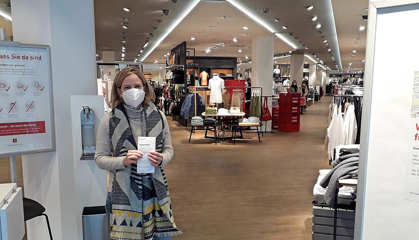 Verena Caspari mit ihrem Tagesticket vor dem Kleidergeschäft Zinser. Schon von Anfang an hat sie sich immer testen lassen, bevor sie die Eltern in Heilbronn besuchte.