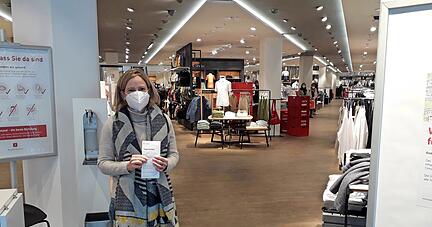 Verena Caspari mit ihrem Tagesticket vor dem Kleidergeschäft Zinser. Schon von Anfang an hat sie sich immer testen lassen, bevor sie die Eltern in Heilbronn besuchte. Verena Caspari mit ihrem Tagesticket vor dem Kleidergeschäft Zinser. Schon von Anfang an hat sie sich immer testen lassen, bevor sie die Eltern in Heilbronn besuchte.