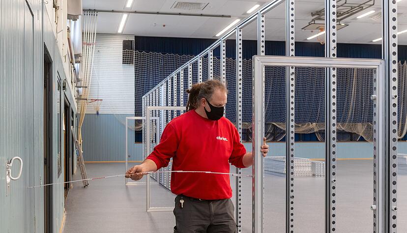 Das Corona-Kreisimpfzentrum der Stadt Heilbronn in der Horkheimer Stauwehrhalle befindet sich im Aufbau. Ab 15. Januar soll hier geimpft werden.
Foto: Mario Berger