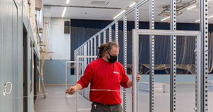 Das Corona-Kreisimpfzentrum der Stadt Heilbronn in der Horkheimer Stauwehrhalle befindet sich im Aufbau. Ab 15. Januar soll hier geimpft werden.
Foto: Mario Berger