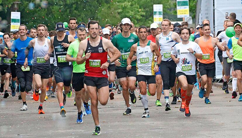 Schon nach fünf Sekunden hatte Florian Röser (rotes Trikot) einen Vorsprung rausgelaufen. Den Halbmarathon gewann er ungefährdet. Schon nach fünf Sekunden hatte Florian Röser (rotes Trikot) einen Vorsprung rausgelaufen. Den Halbmarathon gewann er ungefährdet.