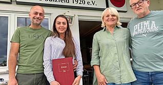 Ilja Nuhu (mit Karte) und Serhat Cankurtaran haben die Gastronomie im Clubhaus gepachtet. Zuvor waren Ulrike und Bernd Hildebrand Pächter.
Foto: Jörg Kühl Ilja Nuhu (mit Karte) und Serhat Cankurtaran haben die Gastronomie im Clubhaus gepachtet. Zuvor waren Ulrike und Bernd Hildebrand Pächter.
Foto: Jörg Kühl