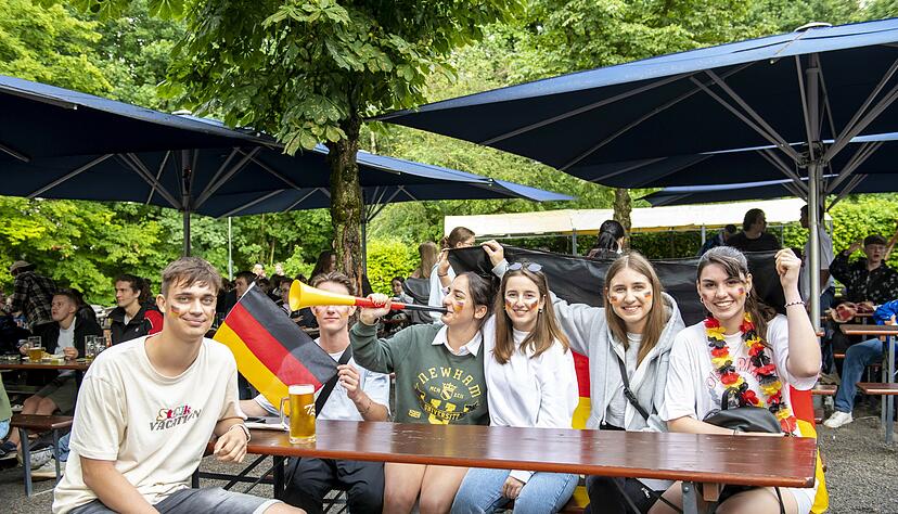 Da waren sie noch guter Laune: Abiturienten beim Deutschland-Spiel im Biergarten Trappensee.
Fotos: Christiana Kunz Da waren sie noch guter Laune: Abiturienten beim Deutschland-Spiel im Biergarten Trappensee.
Fotos: Christiana Kunz