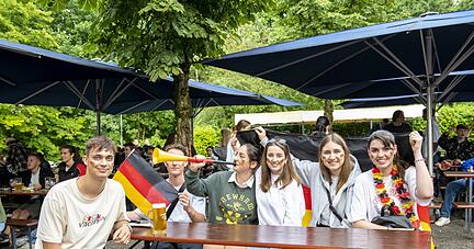 Da waren sie noch guter Laune: Abiturienten beim Deutschland-Spiel im Biergarten Trappensee.
Fotos: Christiana Kunz