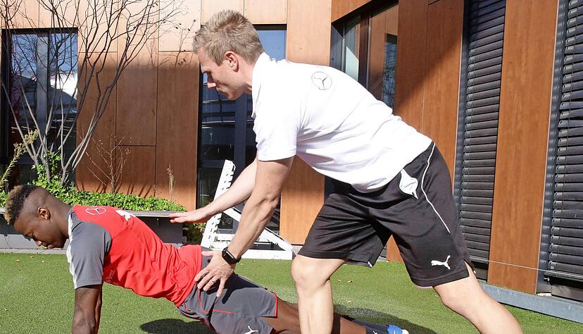 Zwanzig Jahre sp&auml;ter arbeitet der 38-j&auml;hrige Pfedelbacher als Rehatrainer f&uuml;r die U?17, U?19 und U?21 im Nachwuchsleistungszentrum des VfB Stuttgart. Hier verbindet Kocholl Fachwissen mit Leidenschaft.