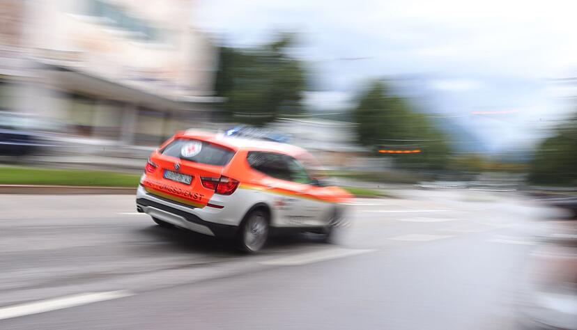 Der Motorradfahrer wurde schwer verletzt in ein Krankenhaus gebracht. (Symbolbild)