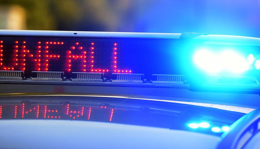 Die Insassen des demolierten Autos konnten sich laut Polizei selbst befreien. (Symbolbild)