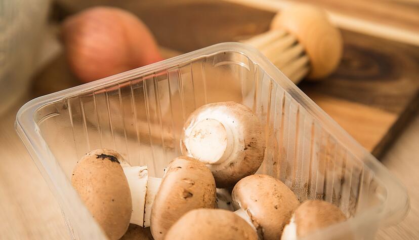 Bei geschlossen Champignonsh&uuml;tchen rieselt noch nichts. Erst wenn die Lamellen sichtbar sind, kommen die Sporen heraus und der Pilz wird besonders aromatisch.