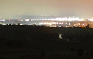 Auch ohne Mondschein ist der Himmel hell: Hinter einer dunklen Wand − dem Terrain zwischen Oberohrn und Cappel − leuchtet das Öhringer Lichtermeer, vom Aussichtspunkt über Michelbach aus gesehen. Auch ohne Mondschein ist der Himmel hell: Hinter einer dunklen Wand − dem Terrain zwischen Oberohrn und Cappel − leuchtet das Öhringer Lichtermeer, vom Aussichtspunkt über Michelbach aus gesehen.