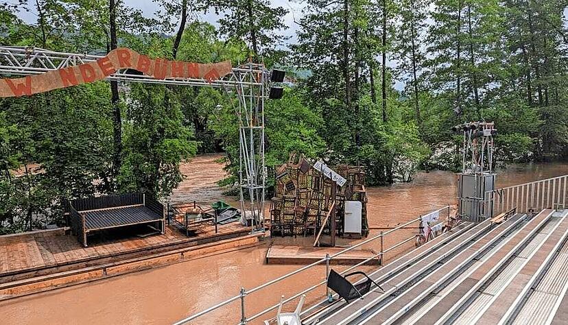 Die Bühne und Tribüne des Vereins Theater im Fluss, der eigentlich am Mittwoch Premiere von "Faust" feiern wollte, stehen am Sonntag unter Wasser. Die Bühne und Tribüne des Vereins Theater im Fluss, der eigentlich am Mittwoch Premiere von "Faust" feiern wollte, stehen am Sonntag unter Wasser.