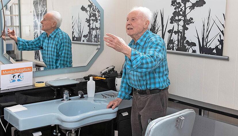 Als Friseurmeister hat Rudi Baier auch gelernt, Menschen einzuschätzen und ihre Reaktionen zu deuten. Foto: Andreas Veigel Als Friseurmeister hat Rudi Baier auch gelernt, Menschen einzuschätzen und ihre Reaktionen zu deuten. Foto: Andreas Veigel