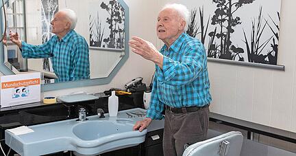 Als Friseurmeister hat Rudi Baier auch gelernt, Menschen einzusch&auml;tzen und ihre Reaktionen zu deuten.  
Foto: Andreas Veigel