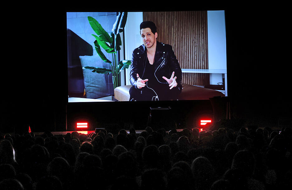 Oliver Pocher moderiert sich als Liebesguru selbst an. Oliver Pocher moderiert sich als Liebesguru selbst an.