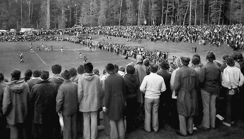 Tausende Zuschauer verfolgen das DFB-Pokalspiel des VfB Eppingen gegen den Hamburger SV. Tausende Zuschauer verfolgen das DFB-Pokalspiel des VfB Eppingen gegen den Hamburger SV.